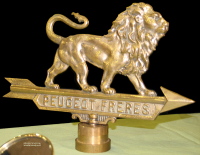 lion Peugeot marchant sur une flèche